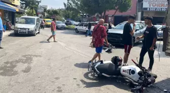 Antalya'da Motosiklet Kazası: Motosiklet Sürücüsü Kaskı Sayesinde Ölümden Döndü