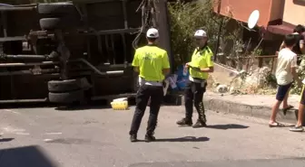 Kartal'da freni boşalan kamyon geri kayarak yan yattı, 2 kişi yaralandı