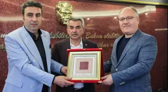 Sivas'ta depremzedelere hizmet veren berber ve kuaförlere teşekkür belgesi