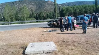 Amasya'da otomobilin refüje çarpması sonucu 5 kişi yaralandı
