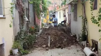 Emet ilçesinde alt yapı çalışmaları dar sokaklar yüzünden zor ilerliyor