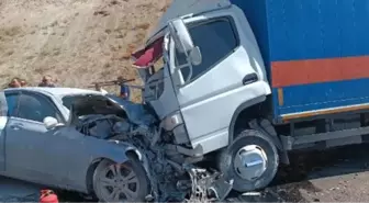 Hakkari'de Kamyonetle Otomobil Çarpıştı: 2 Ölü, 2 Yaralı