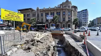 İzmir Büyükşehir Belediyesi'nin 'Kemeraltı Yağmursuyu Kuşaklama Projesi', Fevzi Paşa Bulvarı'nda Devam Ediyor