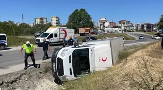 Samsun'da Türk Kızılayı Kan Toplama Aracı Devrildi