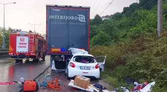 Trabzon'da park halindeki tıra çarpan otomobilde 2 kişi hayatını kaybetti