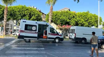 Alanya'da yayaya yol veren kamyonete otomobil çarptı: 2 yaralı