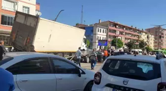 Yerköy'de freni patlayan kamyon 8 araca çarptı: 3 yaralı