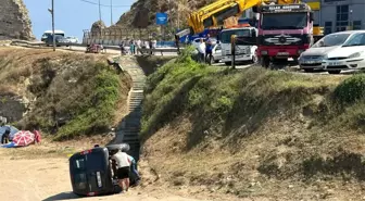 Sinop'ta el freni çekilmeyen araç deniz kenarına yuvarlandı