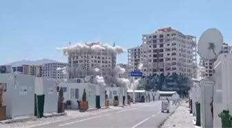 Malatya'da depremde hasar gören binalar dinamitle yıkıldı
