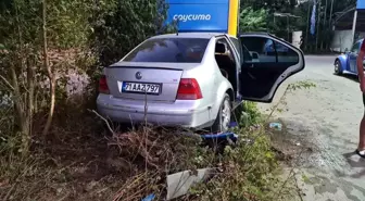 Bartın'da Otomobil Akaryakıt İstasyonunun Işıklı Panosuna Çarptı