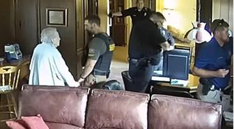 Polisin evine baskın düzenlediği 98 yaşındaki kadın yaşadığı öfke ve stresten dolayı bir kaç saat sonra kalp krizi geçirip öldü