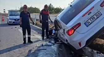 Amasya'da otomobil refüje çarptı: 5 yaralı