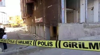 Diyarbakır'da ağır hasarlı binada bir kişi olduğu ihbarı üzerine yıkım durduruldu
