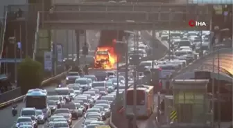 Mecidiyeköy'de Minibüs Yangını Trafiği Felç Etti