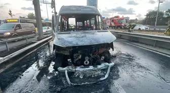 Şişli'de seyir halindeki servis minibüsü alev aldı