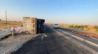 Uşak'ta devrilen tırın sürücüsü yaralandı