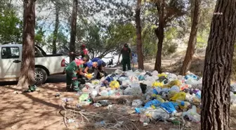 Menteşe Belediyesi ve Muğla Büyükşehir Belediyesi Akbük Koyunda Temizlik Çalışması Yaptı