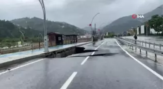 Rize-Güneysu karayolunda şiddetli yağış sonrası yol çöktü