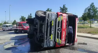 Esenler'de Yangına Müdahaleye Giden İtfaiye Aracı Devrildi, 2 Personel Yaralandı