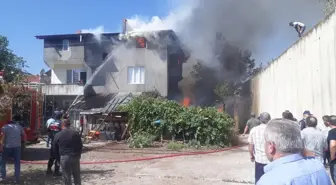 Kastamonu'da çıkan yangında bina ve odunluk hasar gördü