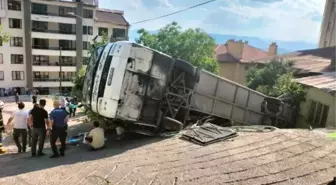 Ermenek'te tur otobüsü evin bahçesine devrildi: 24 yaralı