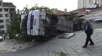 Tur otobüsü, evin bahçesine devrildi: 26 yaralı