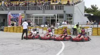 Uşak Belediyesi tarafından düzenlenen karting yarışında aileler heyecan yaşadı