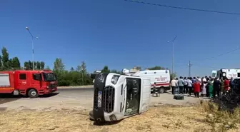 Van'ın Gevaş ilçesinde minibüs devrildi, 14 kişi yaralandı