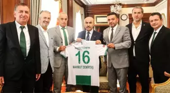 Bursaspor Kulübü Başkanı Recep Günay ve yönetim kurulu üyeleri Bursa Valisi Mahmut Demirtaş'ı ziyaret etti