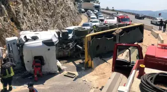 Muğla'da Kum Yüklü TIR Yolu Kapattı