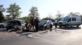 Gaziantep'te kafa kafaya çarpışan otomobillerde 1 ölü, 5 yaralı