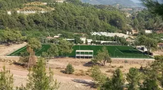 Kumluca'da yapımı tamamlanan futbol sahası hizmete açıldı