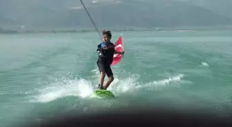 9 Yaşındaki Egemen Sarı, Zafer Bayramı'nı İznik Gölü'nde Wakeboard Yaparak Kutladı