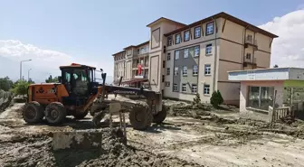 Erzincan'da sağanak sonrası meydana gelen taşkınlar nedeniyle temizlik çalışmaları tamamlandı