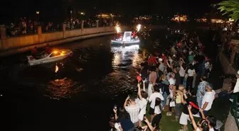 Eskişehir'de Porsuk Çayı'nda botlarla fener alayı