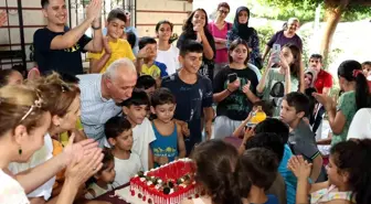 Mersin Akdeniz Belediye Başkanı Mustafa Gültak, İhsaniye Mahallesi'nde çocuklara sürpriz doğum günü kutlaması yaptı