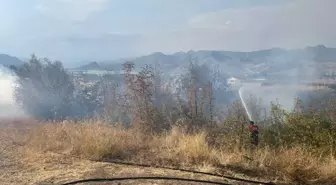 Çorum'un Osmancık ilçesinde çalılık alanda yangın çıktı