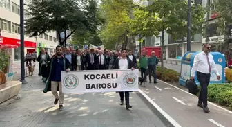 Kocaeli'de Avukatlar Atatürk Büstüne Çelenk Bıraktı