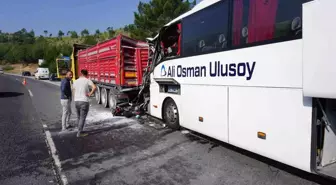 Adana'da Tıra Arkadan Çarpan Otobüs Kazası: 2 Ölü, 12 Yaralı