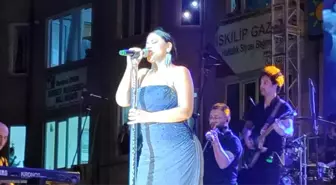 Geleneksel İskilip Dolma, Turşu ve Çilek Festivali'nde Zara konser verdi