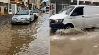 Adana'nın Tufanbeyli ilçesinde aniden bastıran yağmur nedeniyle yollar göle döndü