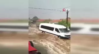 Isparta'da sağanak yağış hayatı olumsuz etkiledi, bir evi su bastı