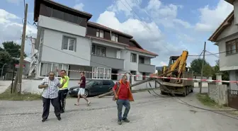 Düzce'de Kamyonun İş Makinesi Kablolara Takıldı: 3 Telefon Direği Yıkıldı