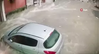 Samsun'da sel afeti: Cadde yarıldı, araçlar yolun içinde mahsur kaldı