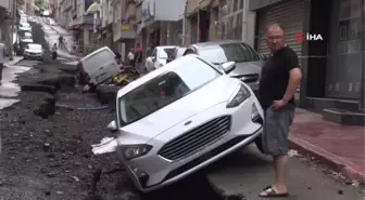 Samsun'da sel afeti: Cadde yarıldı, araçlar yolun içinde mahsur kaldı