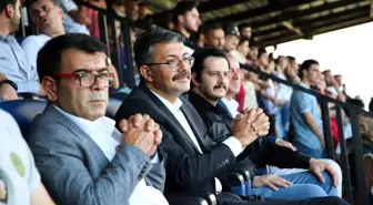 Hakkari Valisi ve Belediye Başkan Vekili Kadın Futbol Takımına Destek Verdi