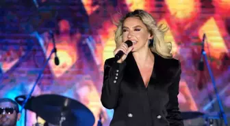 Hadise, Menemen'de Cumhuriyetin 100. Yılı Etkinlikleri kapsamında konser verdi