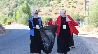 Muş'tan Tunceli'ye gezmeye gelen öğrenciler Munzur Vadisi'nde çöp topladı