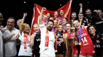 Tarkan, Filenin Sultanları'nın şampiyonluk kutlamasında tribünde Erik Dalı oynadı