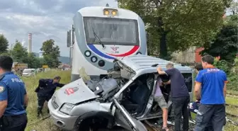 Zonguldak'ta tren kazası: Hafif ticari araç çarptı, sürücü ağır yaralandı